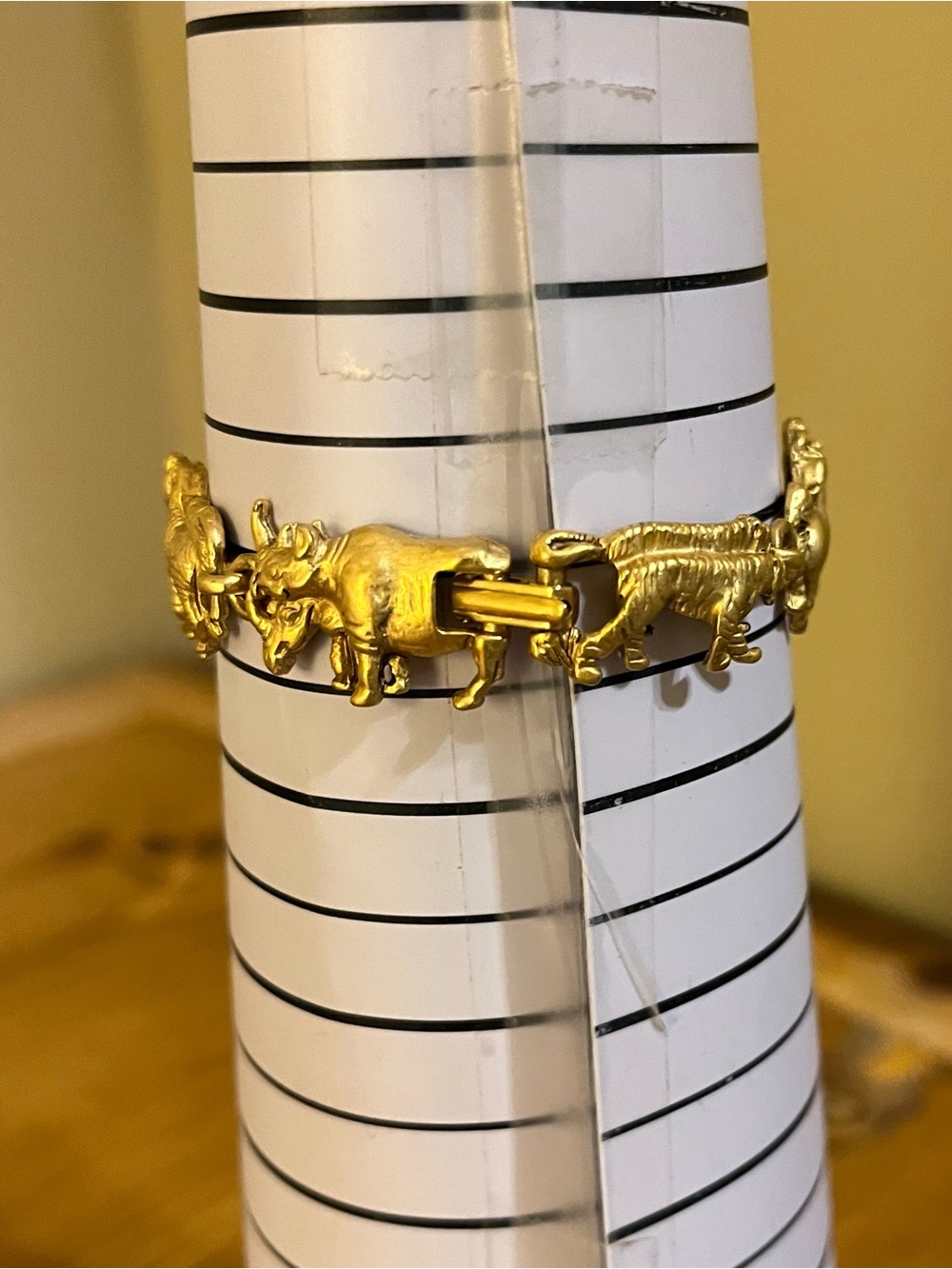AJC signed Noah’s Ark bracelet in gold tone with a fold over clasp 6 1/4” - Picture 9 of 12